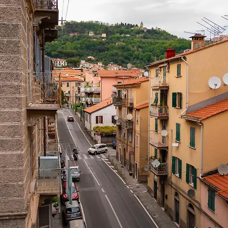 Luminoso Vicino Alle Cinque Terre